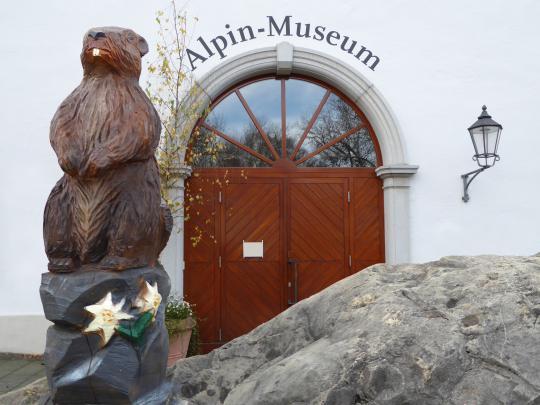 Alpinmuseum Eingang mit Biber