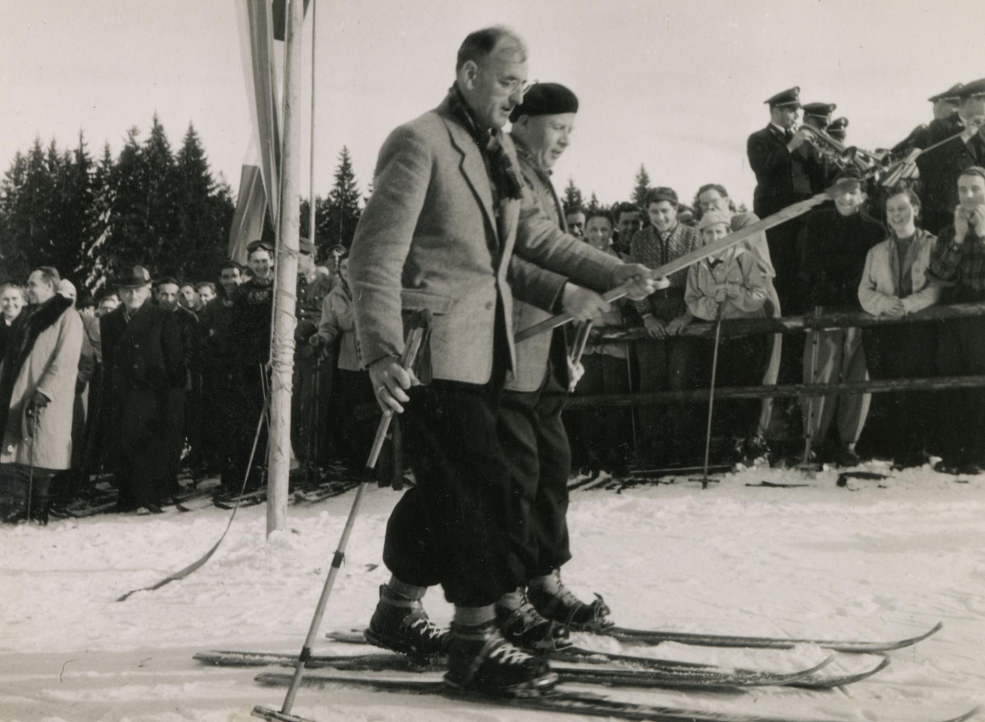 Bürgermeister Dr. Günter Anton Moosbrugger (mit Baskenmütze) bei der Eröffnungsfahrt